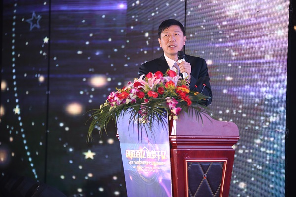 推崇老总讲话_鸿星尔克老总图片