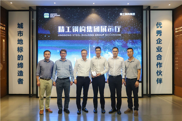 1763027148996618.jpg 滕锦光校长颁授徽章合影.jpg
